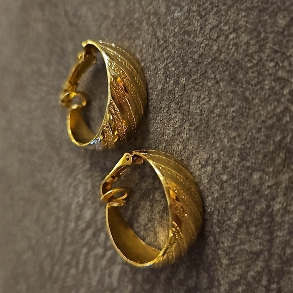 3/$30 VTG Goldtone Textured Hoop Clip-on Earrings - Picture 3 of 7